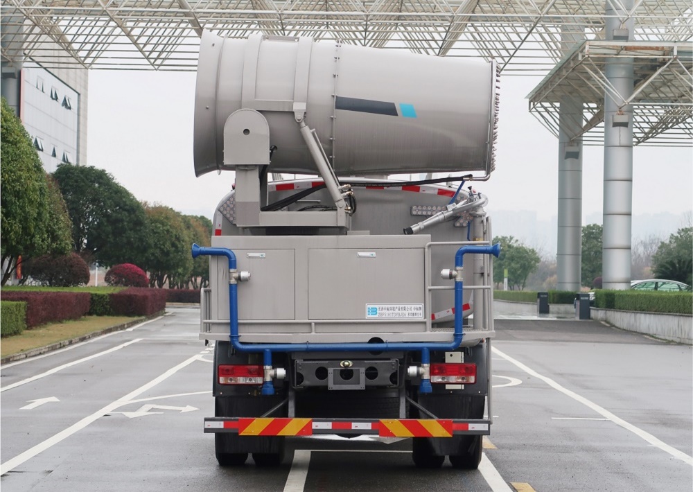中標(biāo)多功能灑水車